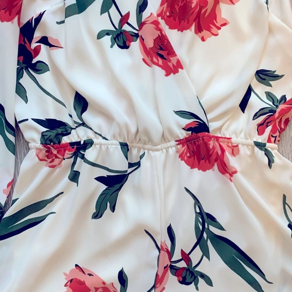 Feminine Floral Long-sleeved Romper. Size S. - Picture 3 of 3